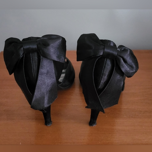 Le chateau heels with bow in back. Size 6 - Picture 3 of 7